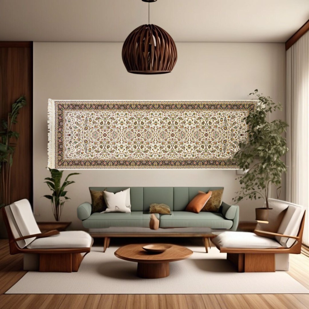 Sala interior elegante con tapete persa Safron Rugs colgado en pared sobre sofá verde salvia